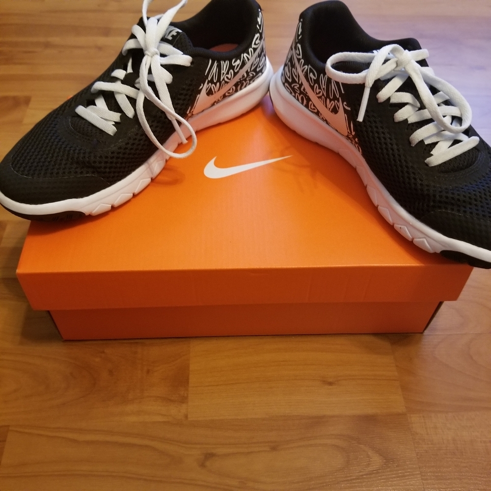 Nike Flex Experience size 4Y LIKE NEW